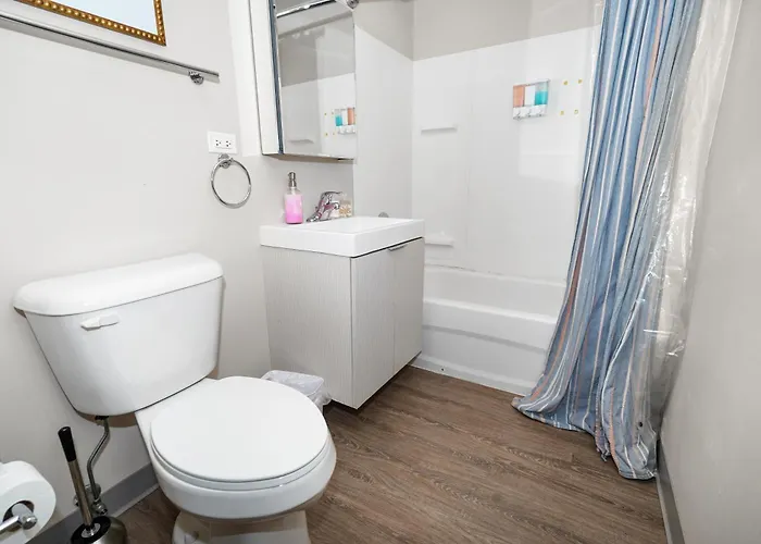 Mccormick Place 2br Oasis With Optional Parking, Patio, Gym For Up To 6 Guests Near Museum Campus, Grant Park & Soldier Field *